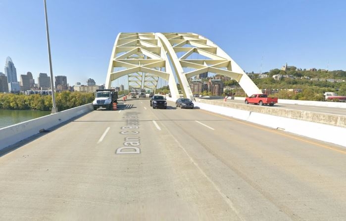 El puente Daniel Carter Beard entre Cincinnati y el norte de Kentucky se muestra en febrero de 2024. (Google Street View/Screenshot vía The Epoch Times)