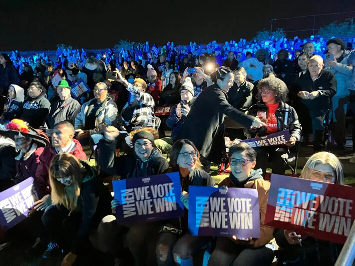 Los partidarios de Harris se congregan más allá del anfiteatro del parque regional Craig Ranch, con capacidad para 8000 personas, mientras la vicepresidenta Kamala Harris hace su último discurso de campaña presidencial antes de las elecciones del 5 de noviembre, en North Las Vegas el 31 de octubre de 2024. (John Haughey/The Epoch Times)