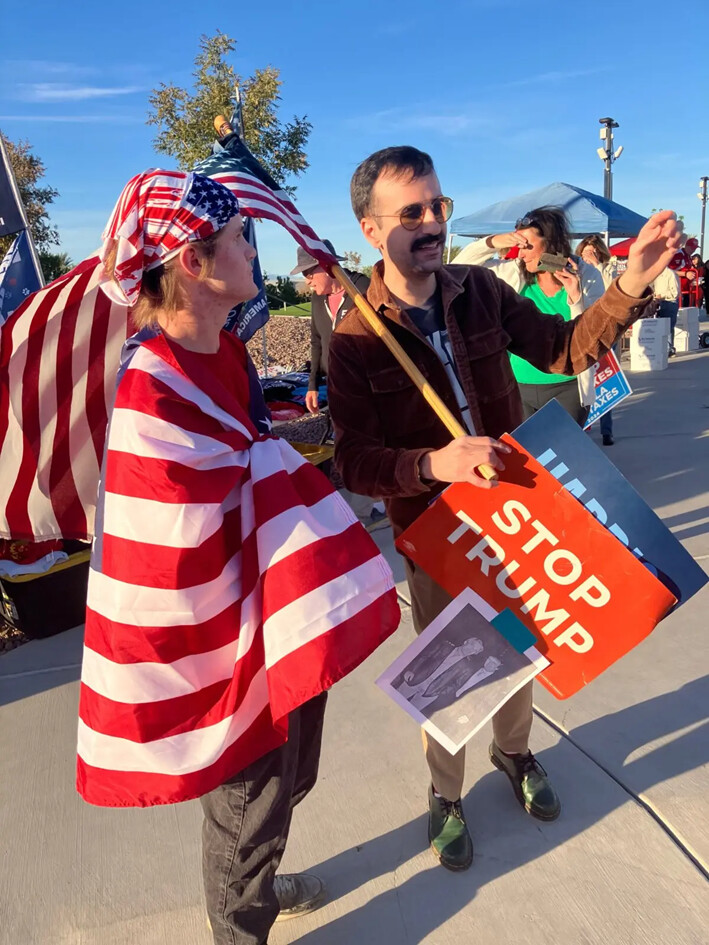 Ryan Molldenhauer (izq.), partidario de Trump, y un manifestante anti-Trump en el mitin del expresidente el 31 de octubre en Henderson, Nevada, debaten sobre los detalles de las próximas elecciones generales del 5 de noviembre. (John Haughey/The Epoch Times)