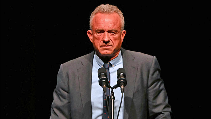 El excandidato presidencial republicano Robert F. Kennedy Jr. habla antes de una entrevista en directo con el comentarista estadounidense Tucker Carlson y el expresidente estadounidense y candidato presidencial republicano Donald Trump, durante la final de la gira Tucker Carlson Live Tour en el Desert Diamond Arena en Glendale, Arizona, el 31 de octubre de 2024. (PATRICK T. FALLON/AFP vía Getty Images)