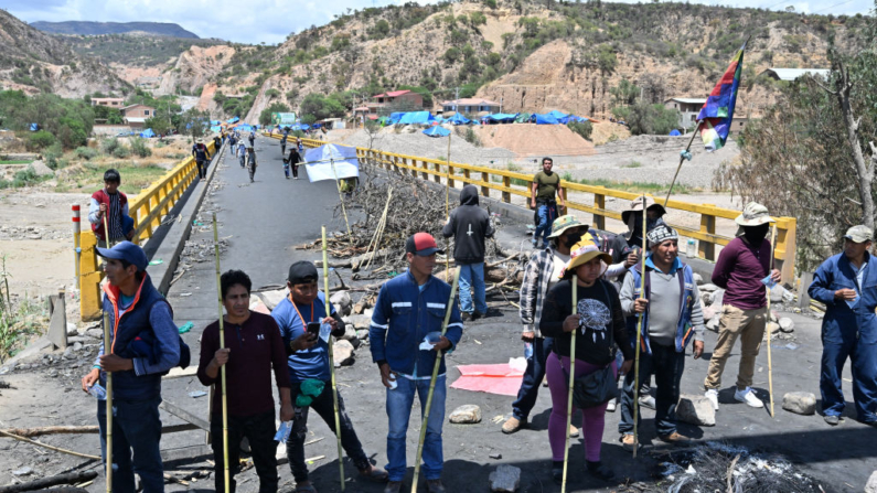 Partidarios del expresidente boliviano Evo Morales bloquean una carretera a la entrada de la ciudad de Parotani, a 40 kilómetros de Cochabamba, Bolivia, el 29 de octubre de 2024. (Aizar Raldes/AFP vía Getty Images)