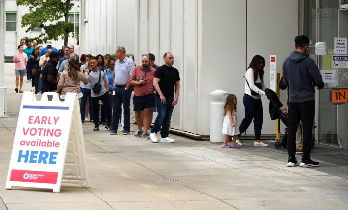 Varias personas se dirigen a un colegio electoral para depositar su voto en el último día de votación anticipada para las elecciones de 2024 en Atlanta, el 1 de noviembre de 2024. (Megan Varner/Getty Images)