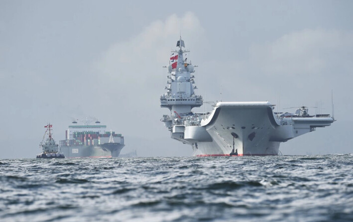 El portaaviones chino Liaoning (derecha) llega a aguas de Hong Kong, el 7 de julio de 2017. (Anthony Wallace/AFP vía Getty Images)