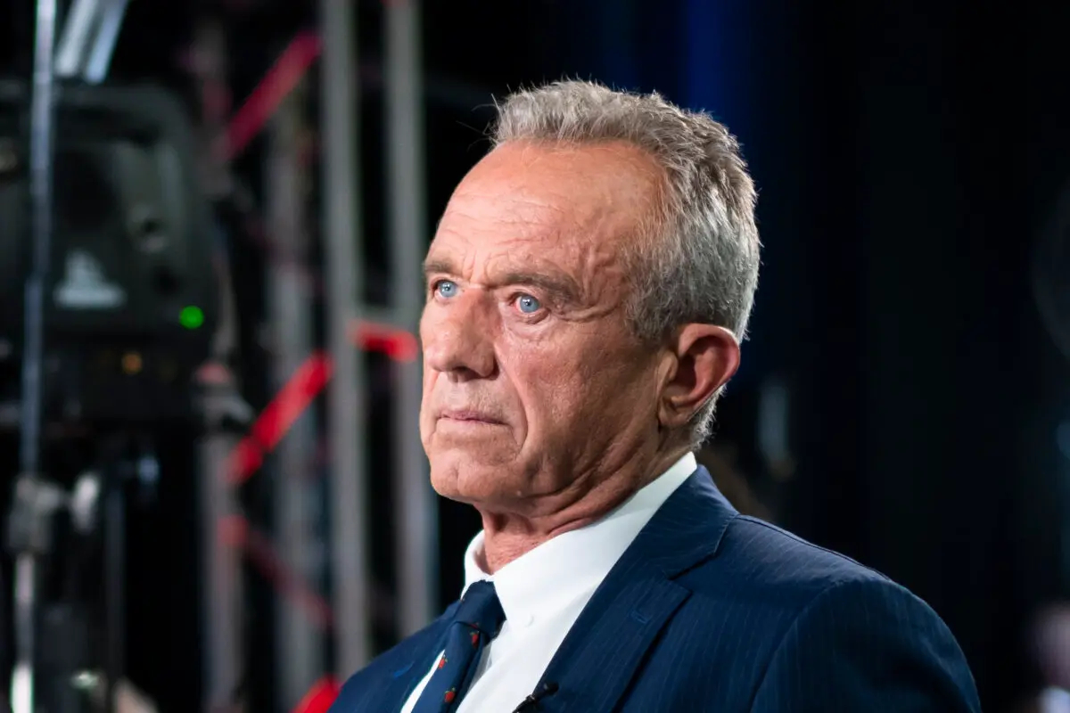 Robert F. Kennedy Jr. habla con la prensa en el Centro de Convenciones de Pensilvania en Filadelfia, Pensilvania, el 10 de septiembre de 2024. (Madalina Vasiliu/The Epoch Times)