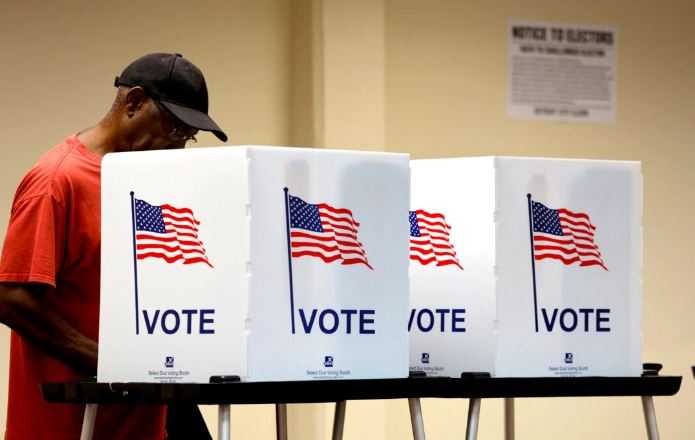 Un elector emite su voto anticipado en persona para las elecciones generales de 2024 en el Centro de Actividades del Noroeste en Detroit el 29 de octubre de 2024. (Jeff Kowalsky/AFP vía Getty Images)