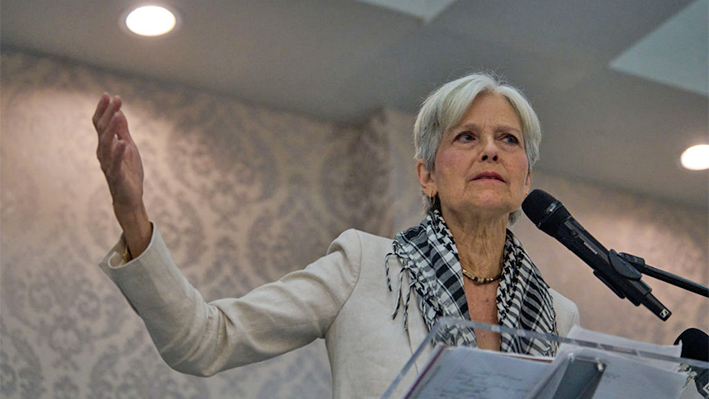 Jill Stein, candidata presidencial del Partido Verde para 2024, durante un acto con Workers Strike Back y la campaña "Abandon Harris" en el Centro Cultural Bint Jebail de Dearborn, MI, el viernes 6 de octubre de 2024. (DOMINIC GWINN/Middle East Images/AFP vía Getty Images)