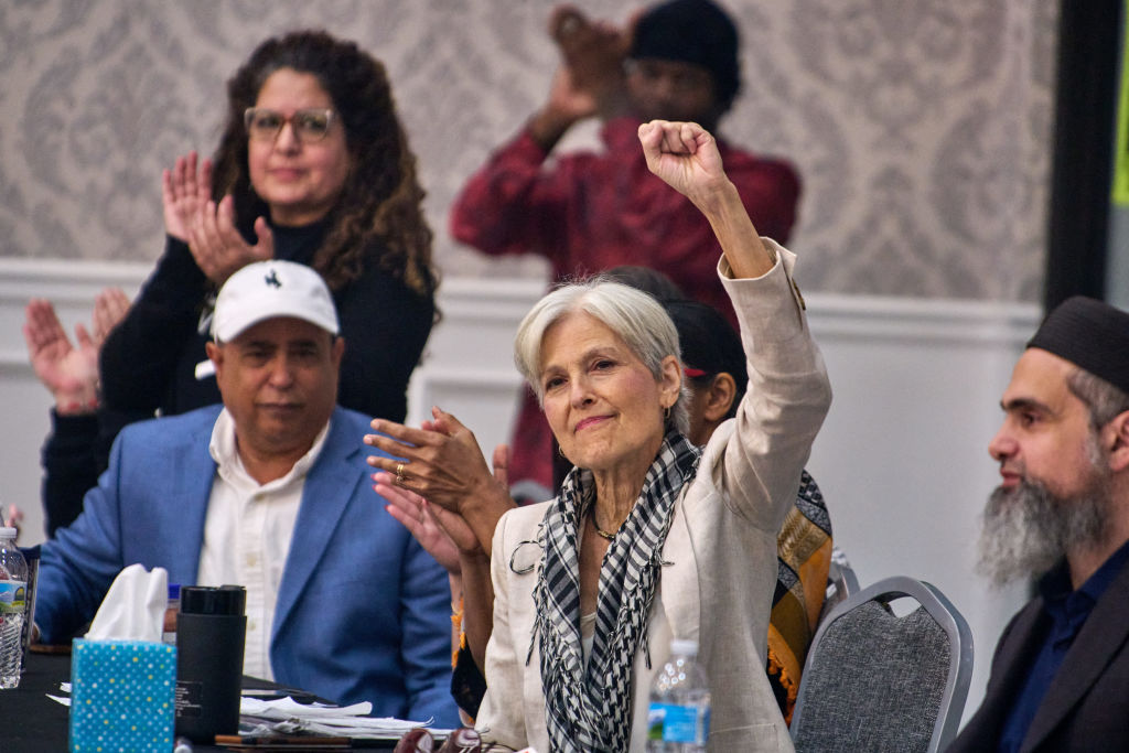 Jill Stein, candidata presidencial del Partido Verde para 2024, durante un acto con Workers Strike Back y la campaña «Abandon Harris» en el Centro Cultural Bint Jebail de Dearborn, MI, el viernes 6 de octubre de 2024. (DOMINIC GWINN/Middle East Images/AFP vía Getty Images)