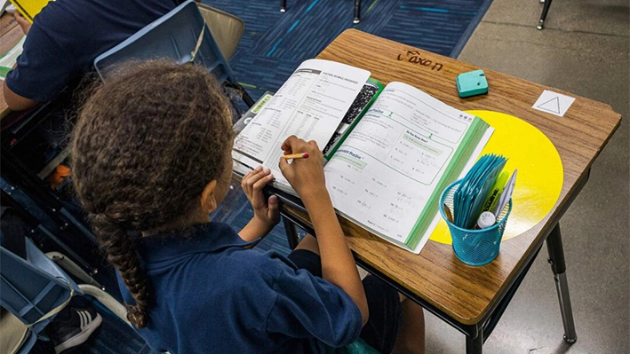 Un estudiante en una clase de primaria en Phoenix, Arizona, el 26 de octubre de 2022. (Olivier Touron/AFP vía Getty Images)