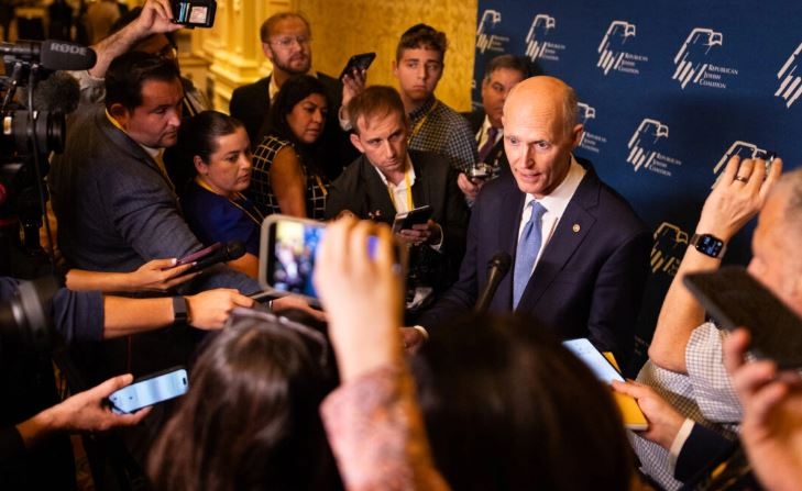 El representante Rick Scott (R-Fla.) habla con los periodistas en Las Vegas, Nevada, el 4 de septiembre de 2024. (John Fredricks/The Epoch Times)