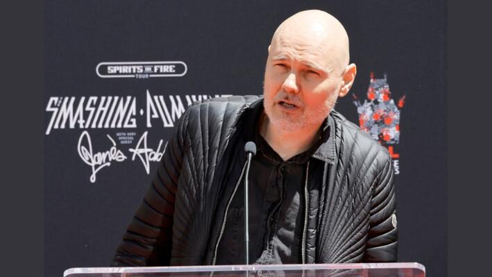 Billy Corgan habla en el escenario durante la Ceremonia de Huellas de Manos y Pies en Honor a The Smashing Pumpkins en Hollywood, California, el 11 de mayo de 2022. (Kevin Winter/Getty Images).
