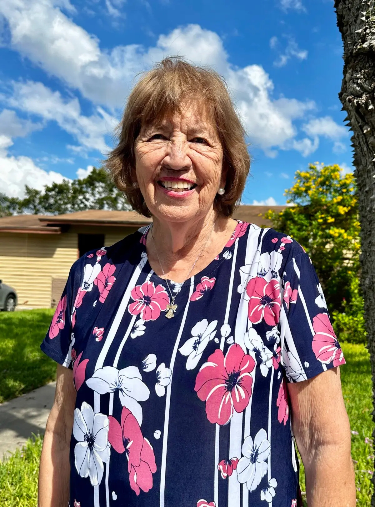 Minerva Perez dijo que votaría por Trump en la puerta de su casa en Brownsville, Texas, el 1 de octubre de 2024. (Darlene McCormick Sanchez/The Epoch Times)