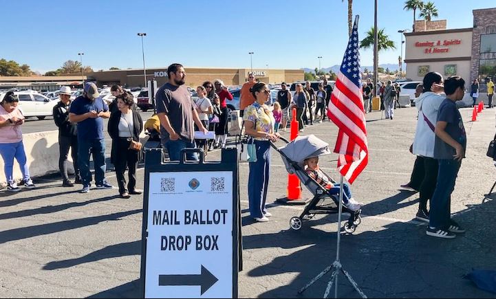 Los votantes esperan en colas de 25 minutos para emitir su voto en el centro comercial Nellis Crossing, en la zona este de Las Vegas, el 1 de noviembre de 2024. (John Haughey/The Epoch Times)