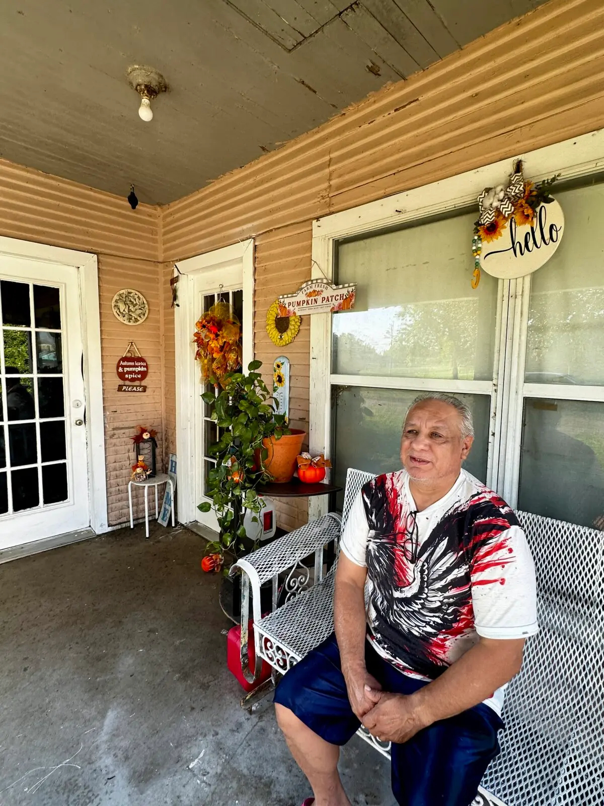 Ernesto Alonzo Chapa sentado en su porche el 30 de septiembre de 2024, en Kingsville, Texas, discutiendo por qué apoya a la vicepresidenta Kamala Harris para la presidencia. (Darlene McCormick Sanchez/The Epoch Times)