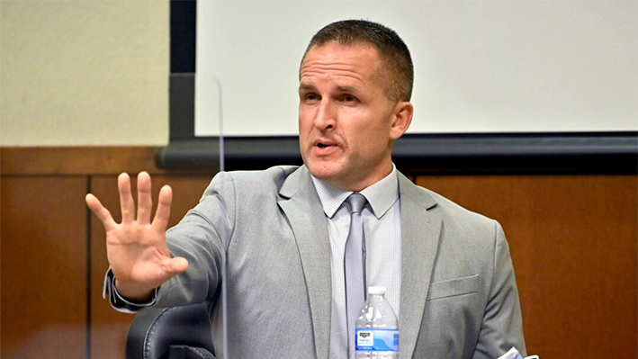 El exoficial de policía de Louisville Brett Hankison es interrogado por su abogado defensor en Louisville, Kentucky, el 2 de marzo de 2022. (Timothy D. Easley/Pool vía AP Photo)