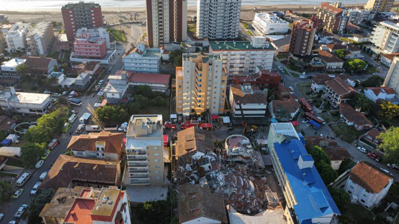 Fotografía aérea que muestra integrantes de los bomberos y grupos de rescate trabajando en la búsqueda de personas entre los escombros del edificio Aparthotel Dubrovnik el 30 de octubre de 2024, en el municipio de Villa Gesell, provincia de Buenos Aires (Argentina). EFE/ STR