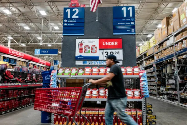 Un grupo de personas compra en una tienda de artículos para el hogar en Nueva York, el 14 de agosto de 2024. (Spencer Platt/Getty Images)