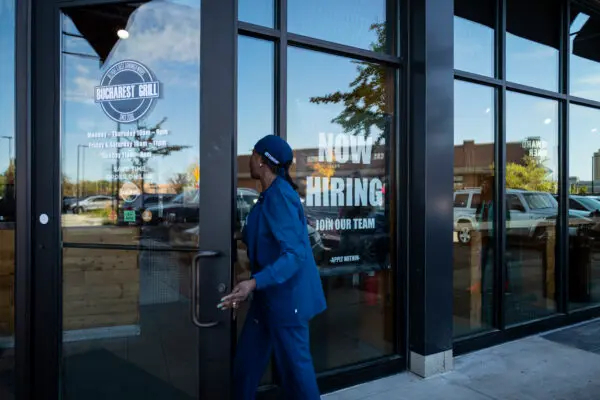 Un cartel de "Ahora contratando" en un restaurante de Royal Oak, Michigan, el 12 de octubre de 2024. (Madalina Vasiliu/The Epoch Times)