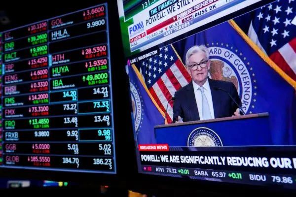 Operadores trabajan en el parqué de la Bolsa de Nueva York mientras el presidente de la Reserva Federal, Jerome Powell, habla tras anunciar una subida de tipos, en Nueva York, el 2 de noviembre de 2022. (Foto: Seth Wenig/AP)