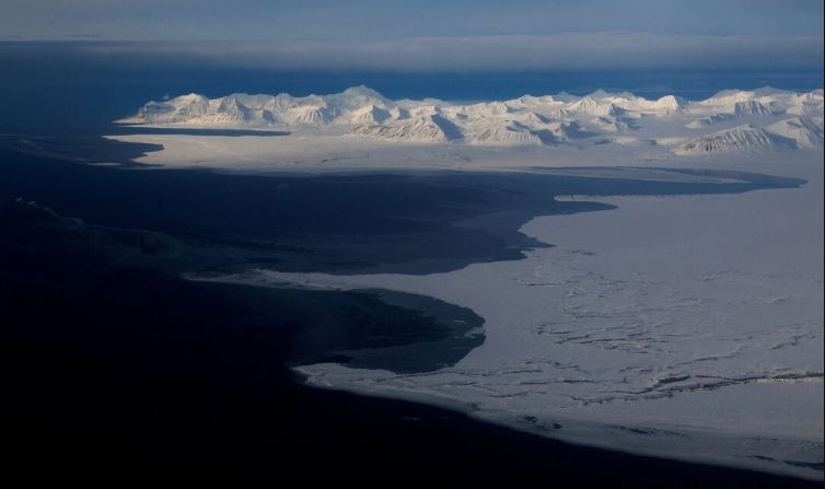 Vista general de las montañas nevadas y el océano Ártico en la costa de Svalbard, cerca de Longyearbyen, Noruega, el 5 de abril de 2023. (Lisi Niesner/Reuters)