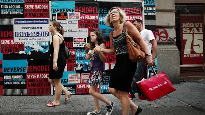 Comerciantes y peatones caminan por Broadway en Nueva York, el 16 de julio de 2024. (Mario Tama/Getty Images)