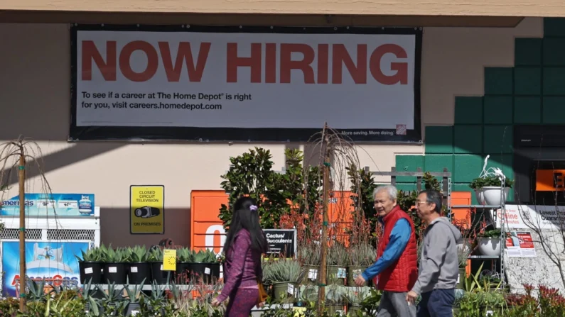 Los clientes de Home Depot pasan junto a un cartel de "Se Busca Personal" en San Rafael, California, el 8 de marzo de 2024. (Justin Sullivan/Getty Images)