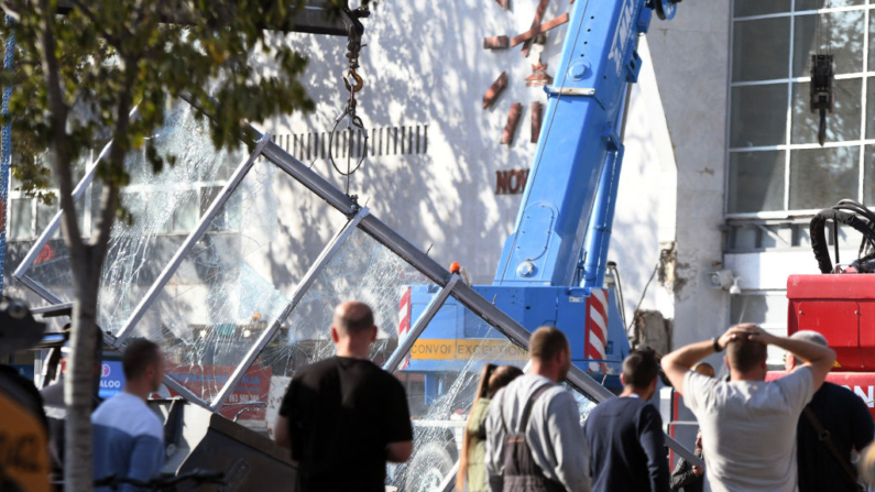 El personal de emergencia y rescate trabaja en el lugar donde se derrumbó un techo exterior de hormigón de una estación de tren en la ciudad de Novi Sad, en el norte de Serbia, el 1 de noviembre de 2024. (Nenad Mihajlovic/AFP vía Getty Images)