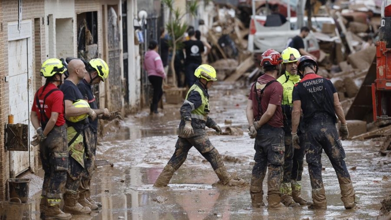 Efectivos del cuerpo de bomberos trabajan en la limpieza y retirada del lodo en Alfafar (Valencia), el 1 de noviembre de 2024. EFE/ Kai Försterling