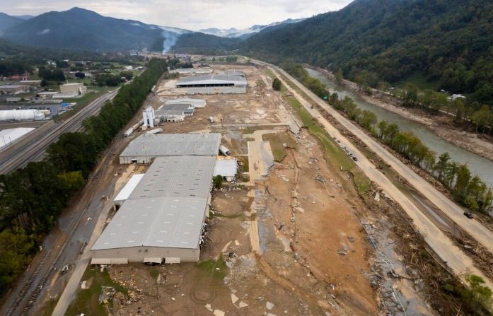 Los daños causados por las inundaciones del huracán Helene se ven alrededor de Impact Plastics en Erwin, Tennessee, el 4 de octubre de 2024. (Jeff Roberson/Foto AP)