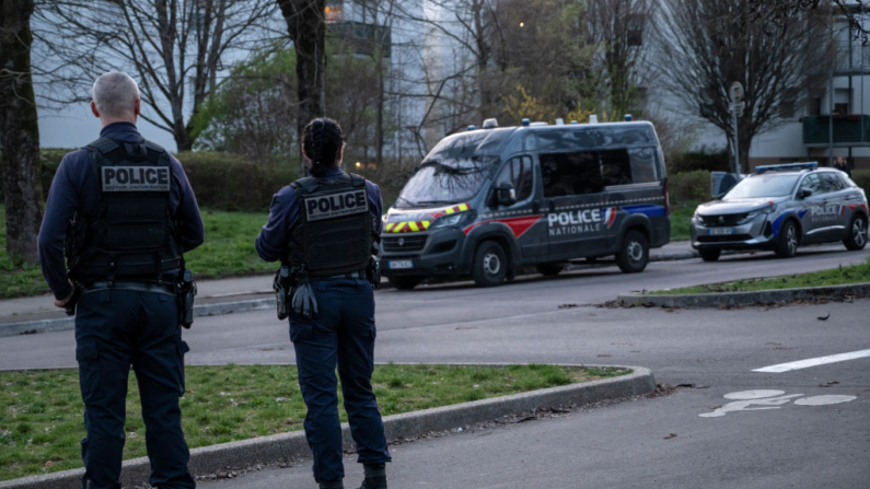 Imagen de archivo. Agentes de policía hacen guardia mientras investigan después de un tiroteo en el barrio de Gresilles de Dijon, en el centro este de Francia, el 20 de marzo de 2024. (Arnaud Finistreo/AFP vía Getty Images)