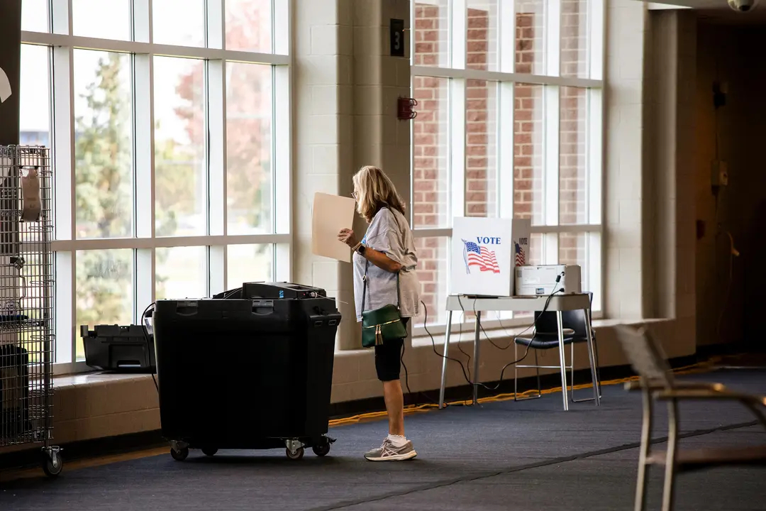 Votantes depositan sus boleta durante el periodo de votación anticipada de Michigan en Dearborn, Michigan, el 29 de octubre de 2024. (Bill Pugliano/Getty Images)