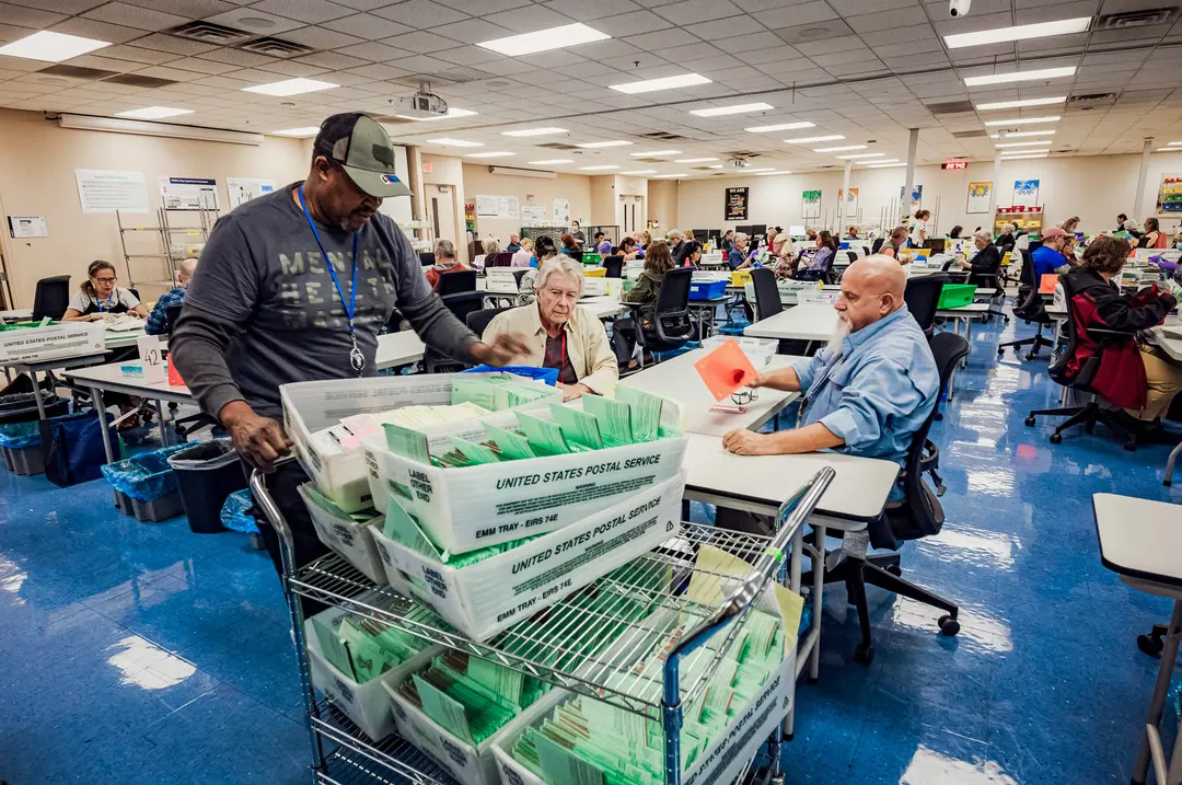 Trabajadores electorales abren sobres y clasifican boletas en el Centro de Tabulación y Elecciones del condado de Maricopa, en Phoenix, el 23 de octubre de 2024. (Olivier Touron/AFP vía Getty Images)