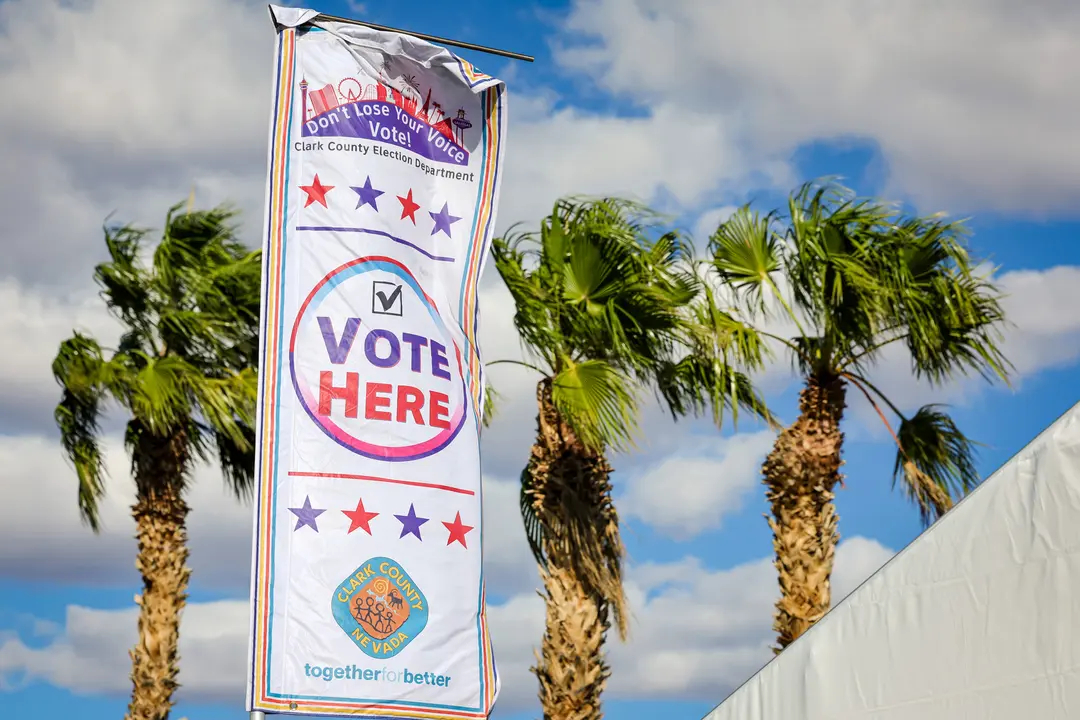 Una pancarta marca un lugar de votación en el primer día de votación anticipada en persona en el Complejo Deportivo Familiar Thunderbird en Las Vegas el 19 de octubre de 2024. (Ethan Miller/Getty Images)