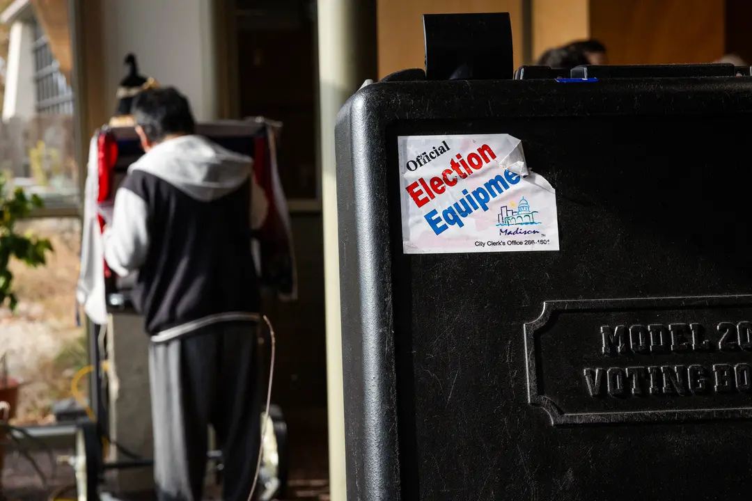 La gente vota anticipadamente en un centro de votación en el centro recreativo Warner Park en Madison, Wisconsin, el 30 de octubre de 2024. (Scott Olson/Getty Images)