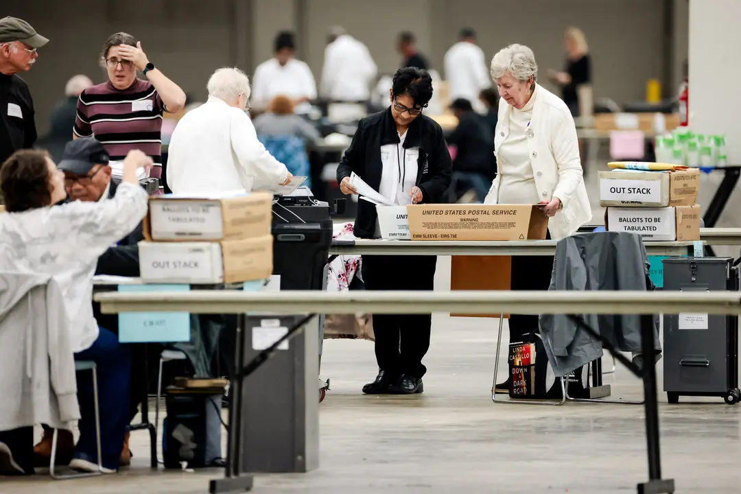 Trabajadores procesan los votos por correo para las elecciones generales de 2024 en Huntington Place, Detroit, el 29 de octubre de 2024. (Jeff Kowalsky/AFP vía Getty Images)