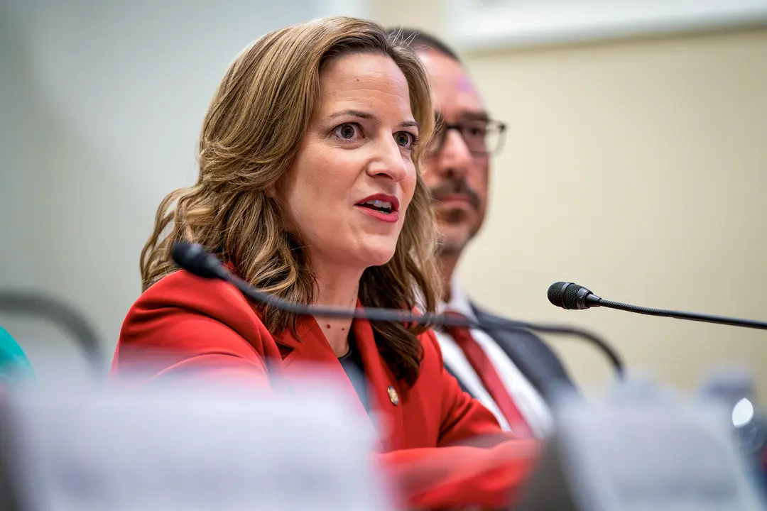 La secretaria de Estado de Michigan, Jocelyn Benson, habla durante una audiencia del Comité de Administración de la Cámara de Representantes en el Capitolio de EE. UU. el 11 de septiembre de 2024. (Bonnie Cash/Getty Images)