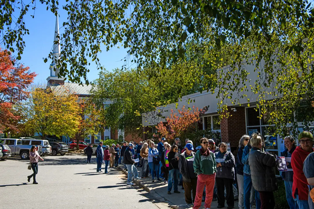 Una larga fila de posibles votantes espera fuera de un centro de votación anticipada en Asheville, Carolina del Norte, el 17 de octubre de 2024. Varios condados afectados por el huracán Helene registraron una gran afluencia de votantes el primer día de votación anticipada. (Melissa Sue Gerrits/Getty Images)