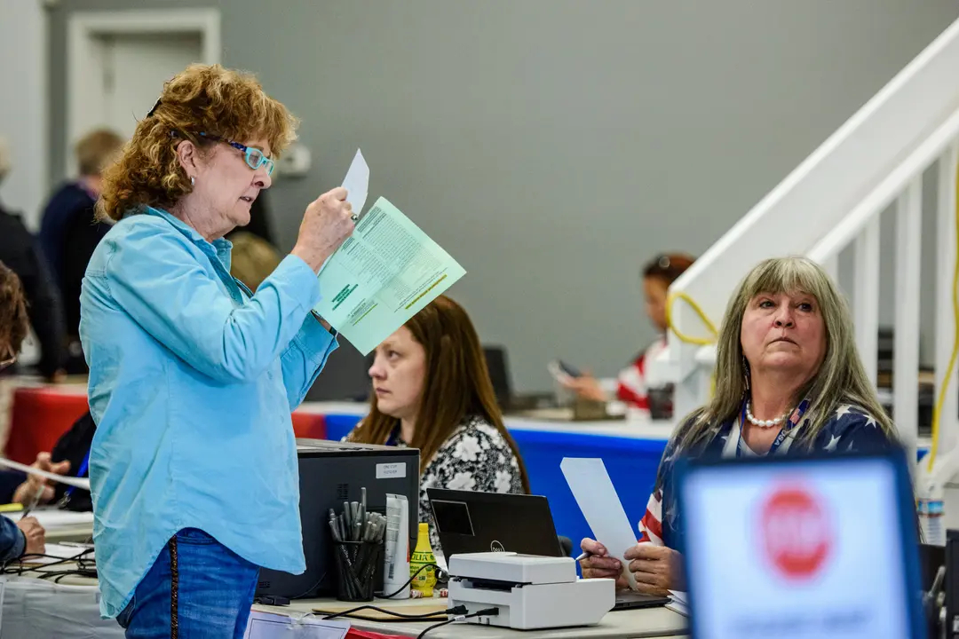 Una votante comprueba sus datos durante la votación anticipada en Hendersonville, Carolina del Norte, el 17 de octubre de 2024. (Melissa Sue Gerrits/Getty Images)