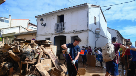 Miles de brazos contra el barro en el pueblo epicentro del temporal en Valencia