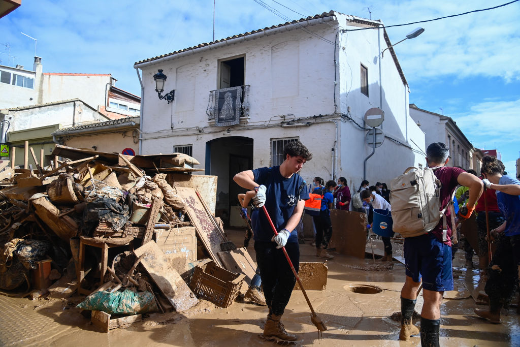 Miles de brazos contra el barro en el pueblo epicentro del temporal en Valencia