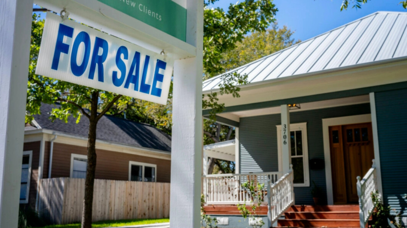 Se muestra una vivienda disponible para la venta en Austin, Texas, el 16 de octubre de 2023. (Brandon Bell/Getty Images)