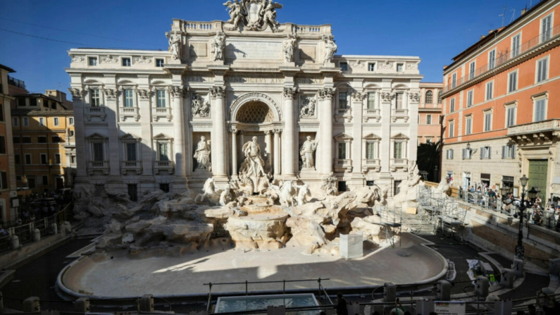 Un pequeño estanque frente a la Fontana de Trevi para que los turistas puedan arrojar sus monedas en él, ya que la fuente se ha vaciado para someterse a unas obras de mantenimiento que durarán hasta aproximadamente septiembre de 2025, en Roma el 1 de noviembre de 2024. (Andrew Medichini/Foto AP)