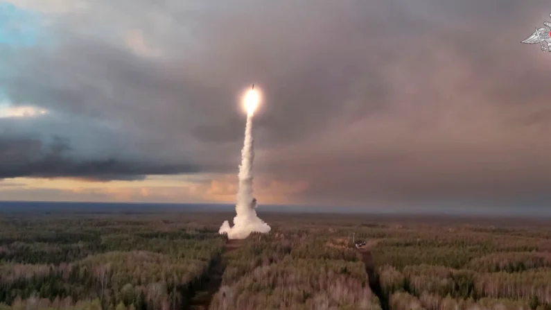 Prueba de lanzamiento de un misil balístico intercontinental Yars desde la plataforma de lanzamiento de Plesetsk, en la península rusa de Kamchatka, el 29 de octubre de 2024. (Servicio de prensa del Ministerio de Defensa ruso/AP)