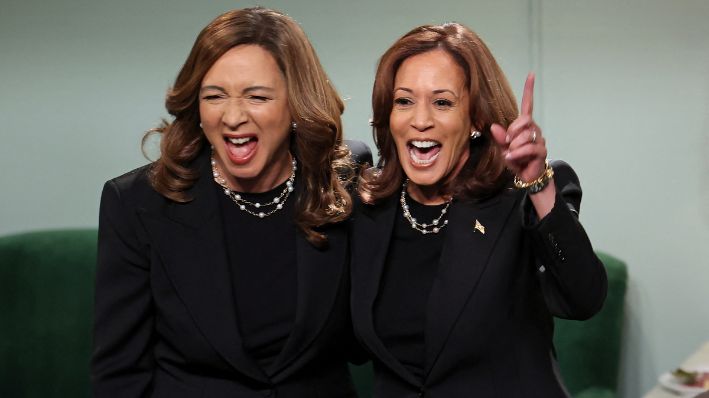 La vicepresidenta y candidata presidencial demócrata estadounidense Kamala Harris (derecha) y la actriz estadounidense Maya Rudolph participan en el programa en directo de sketches «Saturday Night Live» (SNL) en los estudios de la NBC en Nueva York el 2 de noviembre de 2024.  (Foto de CHARLY TRIBALLEAU/AFP vía Getty Images)