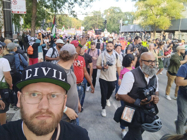 El periodista de The Epoch Times, Nathan Worcester, se toma una selfie mientras está entre los manifestantes cerca de la Convención Nacional Demócrata de 2024 en Chicago, Illinois, el 22 de agosto de 2024. (Nathan Worcester/The Epoch Times)