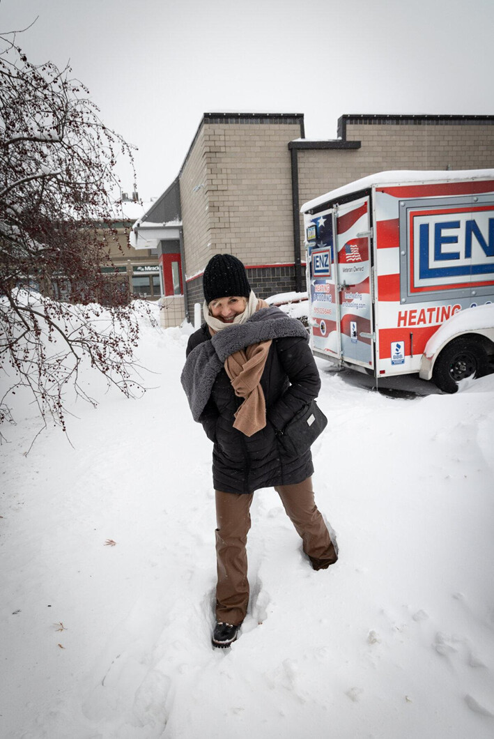 La reportera del Epoch Times Janise Hisle camina por la nieve para llegar a un evento de prensa en Iowa, el 13 de enero de 2024. (John Fredricks/The Epoch Times)