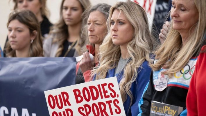 La exnadadora de la Universidad de Kentucky, Riley Gaines (2.ª de la derecha), durante una manifestación frente a la Convención de la NCAA en San Antonio, el 12 de enero de 2023. (Darren Abate/AP Photo)