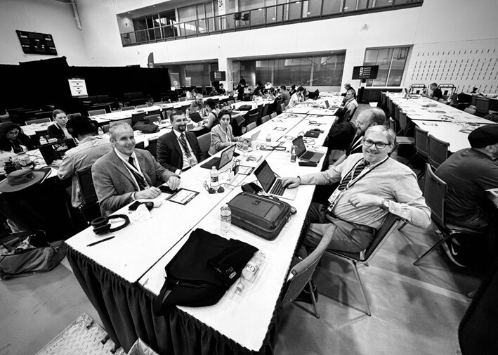 El reportero del Epoch Times Lawrence Wilson (der.) trabaja junto a colegas y otros periodistas en la Convención Nacional Demócrata en Chicago, Illinois, el 22 de agosto de 2024. (John Fredricks/The Epoch Times)