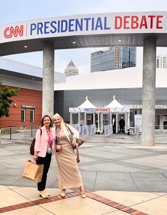 Las reporteras de Epoch Times Emel Akan (izq.) y Janice Hisle se preparan para cubrir el debate presidencial entre el presidente Joe Biden y el expresidente Donald Trump, en Atlanta, el 27 de junio de 2024. (Madalina Vasiliu/The Epoch Times)