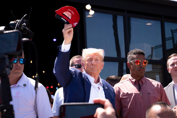 El expresidente Donald Trump lanza gorras a la multitud en la Feria Estatal de Iowa en Des Moines, Iowa, el 12 de agosto de 2023. (Madalina Vasiliu/The Epoch Times)