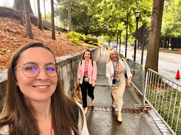 La fotógrafa de Epoch Times Madalina Vasiliu (izq.) se toma una selfie mientras las reporteras de Epoch Times Emel Akan (centro) y Janice Hisle (der.) se dirigen al lugar del debate presidencial entre el presidente Joe Biden y el expresidente Donald Trump en Atlanta, Georgia, el 27 de junio de 2024. (Madalina Vasiliu/The Epoch Times)